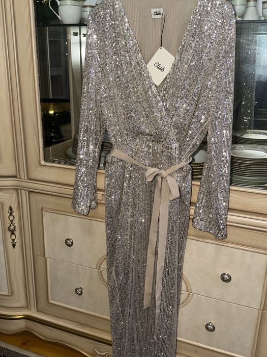 Шикарное платье с пайетками совершенно новое размер М,Л