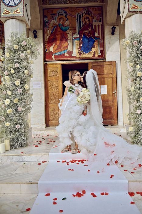 Rochie fete alba eleganta cu trena si flori
