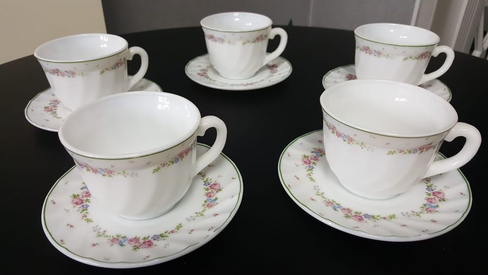 Чайный сервиз с цветочным узором.