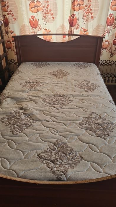 Продам 1,5-спальную кровать 120см.с матрасом