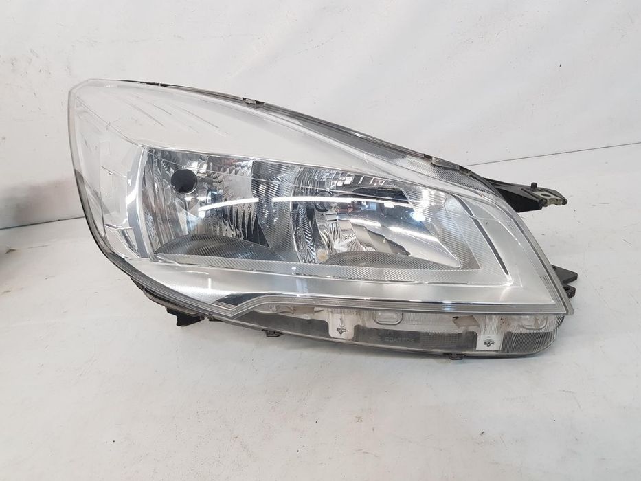 Far dreapa Ford Kuga 2 halogen dupa 2012
