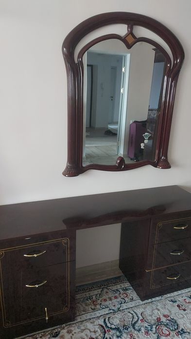 Забирайте БЕСПЛАТНО ! Спальный гарнитур, комод и зеркало!