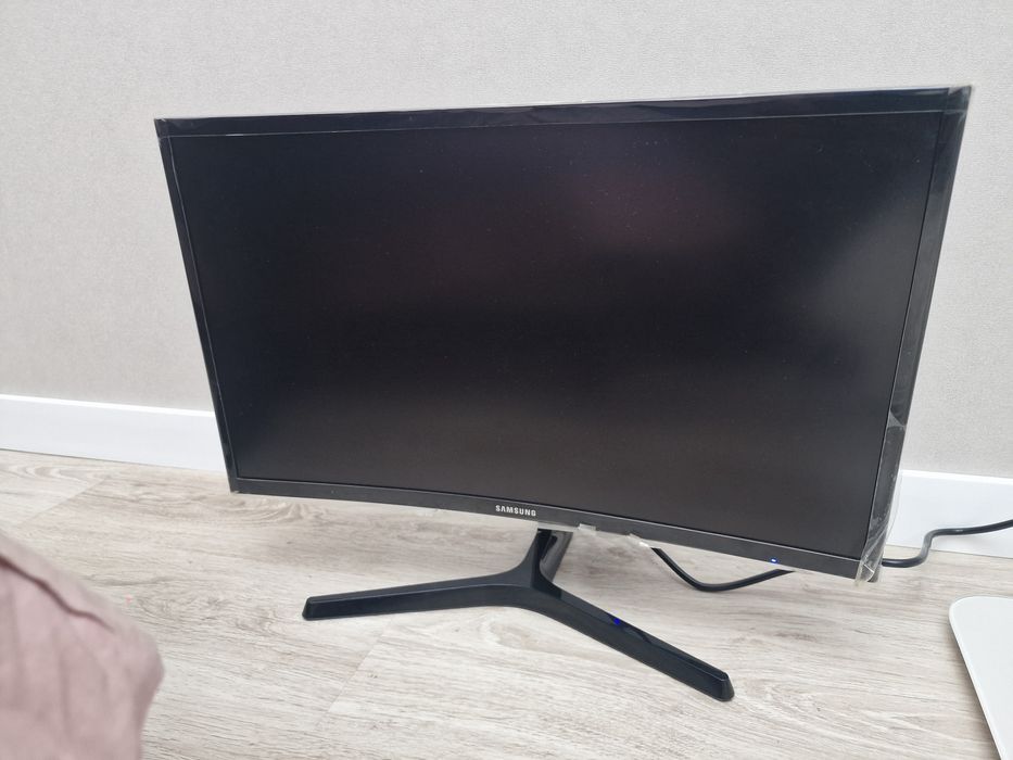 Изогнутый монитор Samsung C24F396FHI