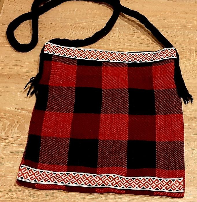 ново тюлено парче с подгъвв и нови  възглавнички за15лв