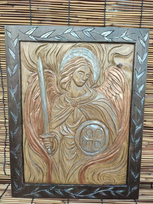 Ръчна Арт дърворезба на Архангел Михаил