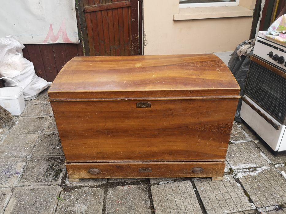 Старинен скрин за дрехи. Напълно здрав. Готов за употреба.