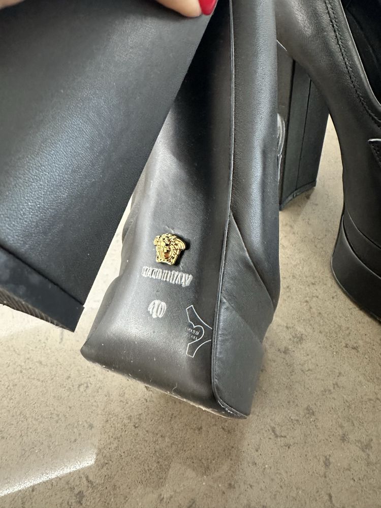 Обувки черни Versace