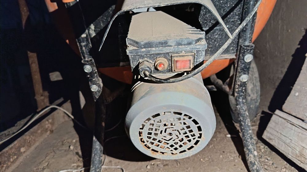 Строительная бетонамешалка