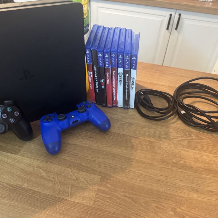 Vand ps4 slim de 1TB MEMORIE 2 manete 8 jocuri