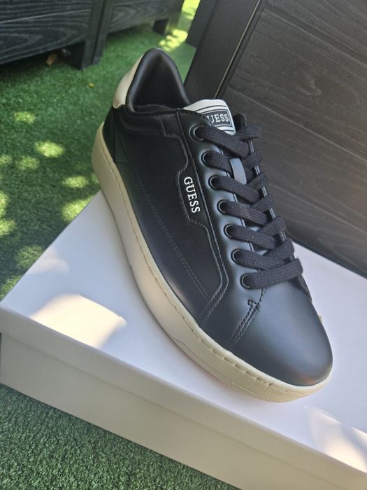 Adidași noi Guess