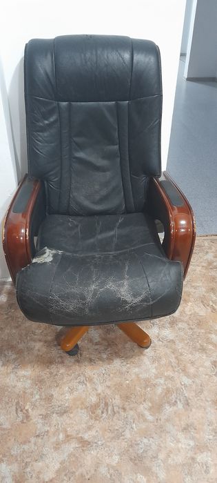 Офисное кресло и стулья