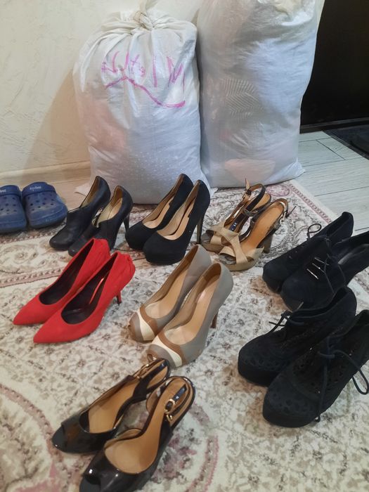 Отдам три мешка одежды, обуви