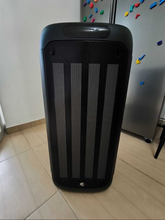 Boxă portabilă cu sunet puternic și lumini de petrecere!