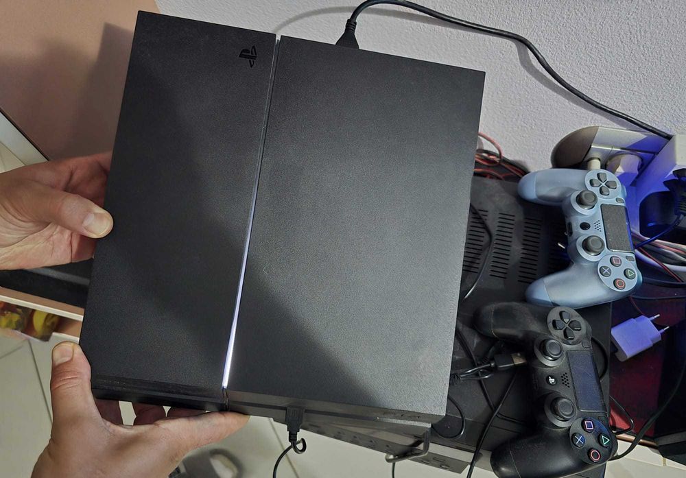 (Ps4) PlayStation 4 Slim + 2 controllere + 8 jocuri | Impecabil