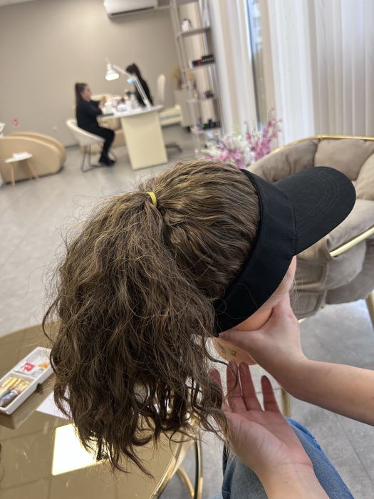 Къдрава перука (естествен косъм) + козирка с опашка