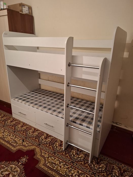 Продаётся кровать двух ярусная в хорошем состоянии  б/у срочно
