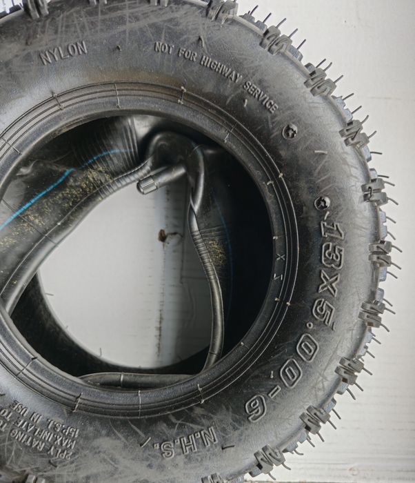Чисто нови гуми за тракторна косачка.