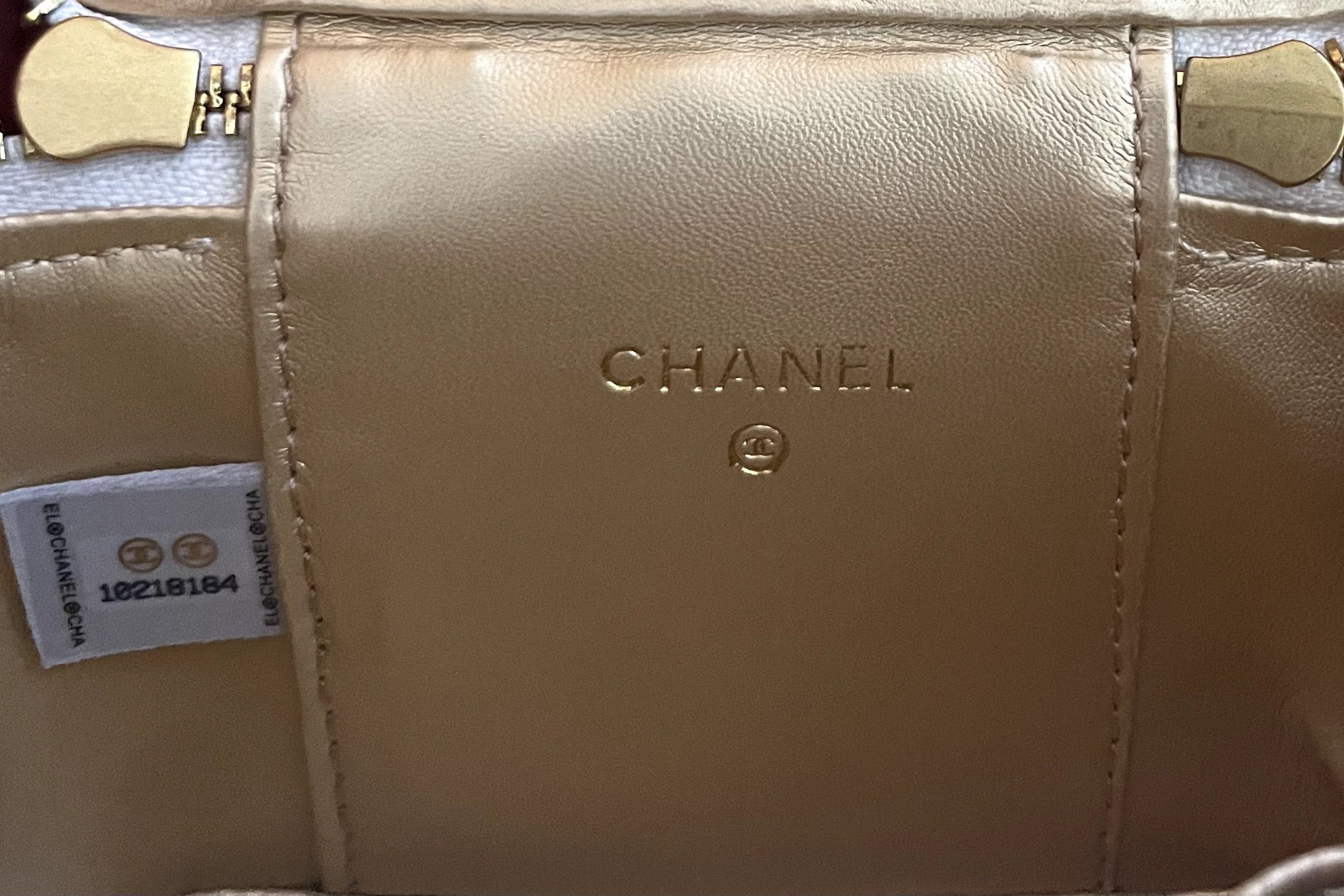 Chanel small vanity with chain бяла чанта от телешка кожа чисто нова