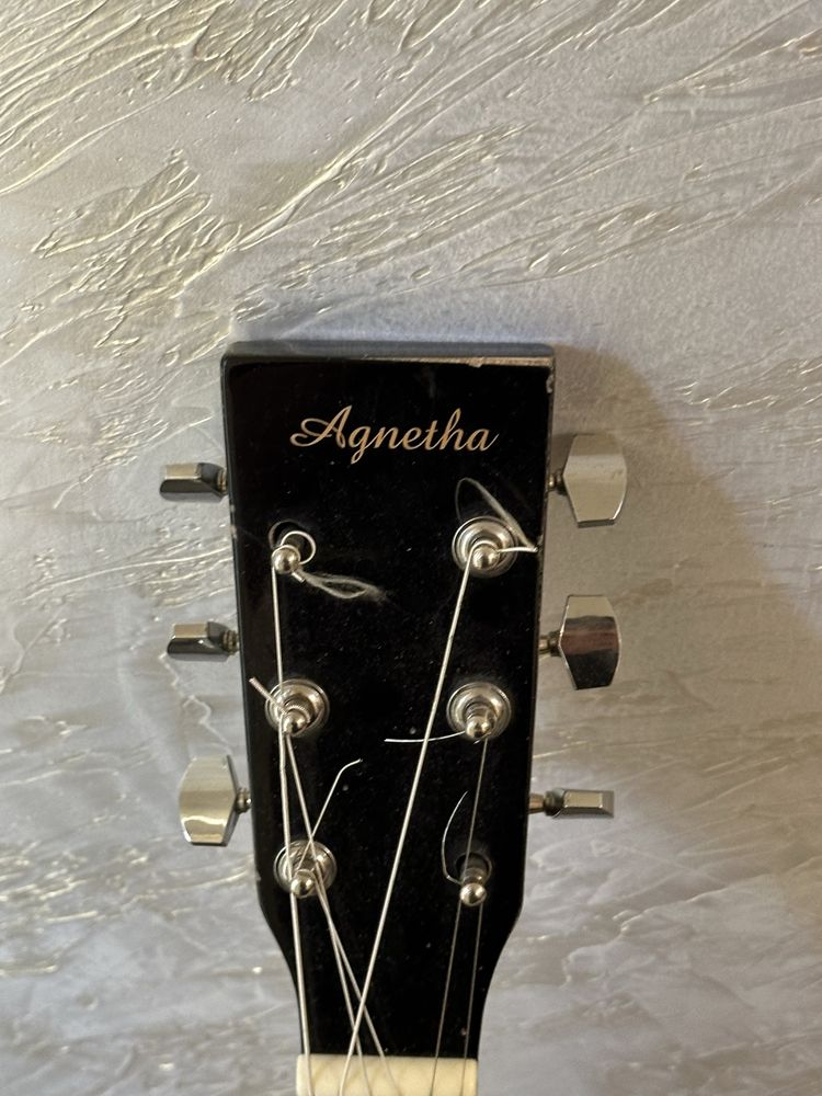 пишите ватсап срочно продам гитара Agnetha