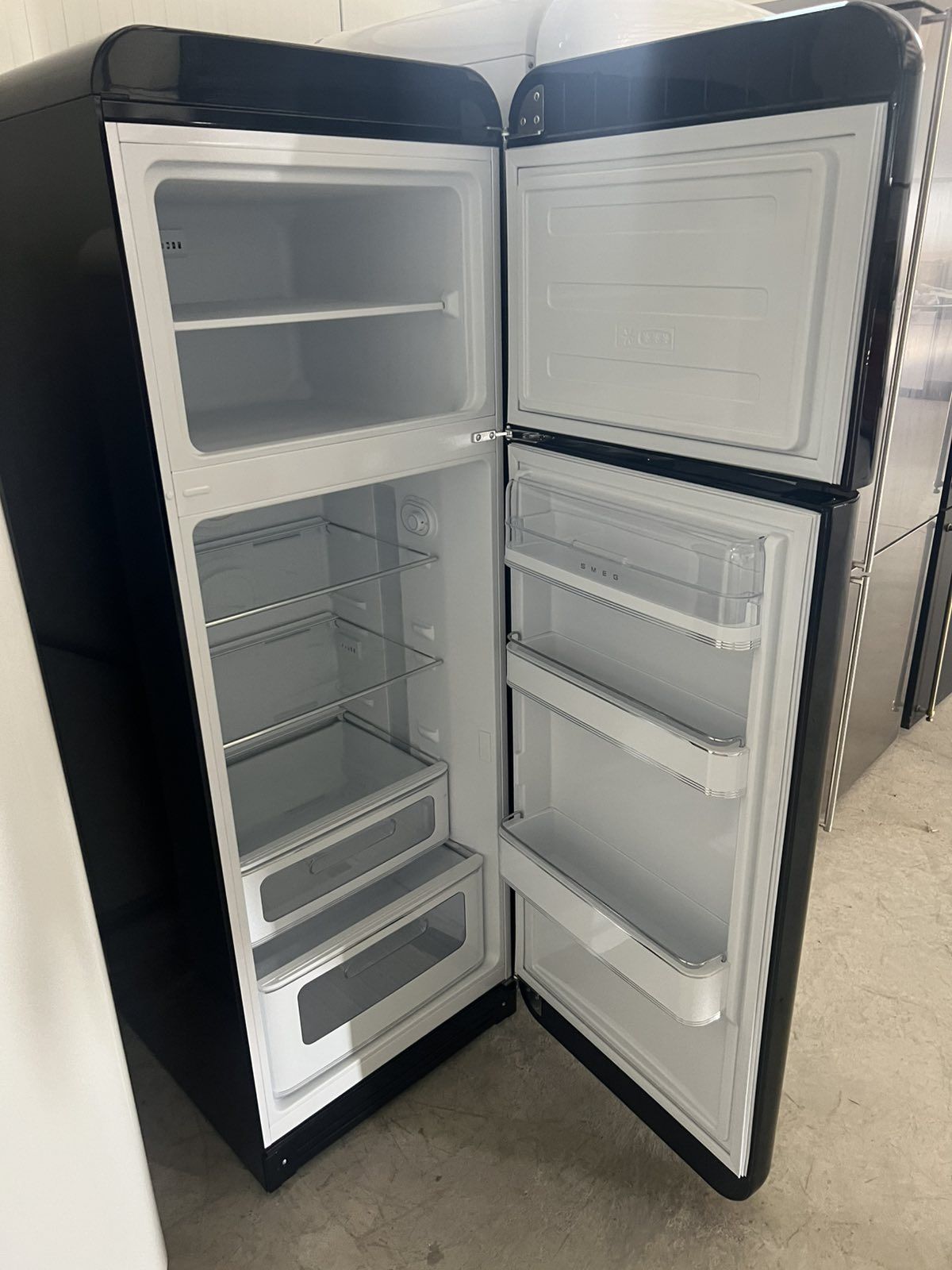 Ретро хладилник SMEG