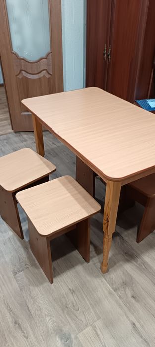 Продам кухонный стол +4 табуретки