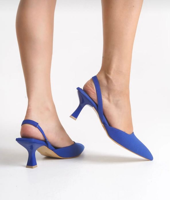 Сини обувки на ток с отворена пета и остър връх