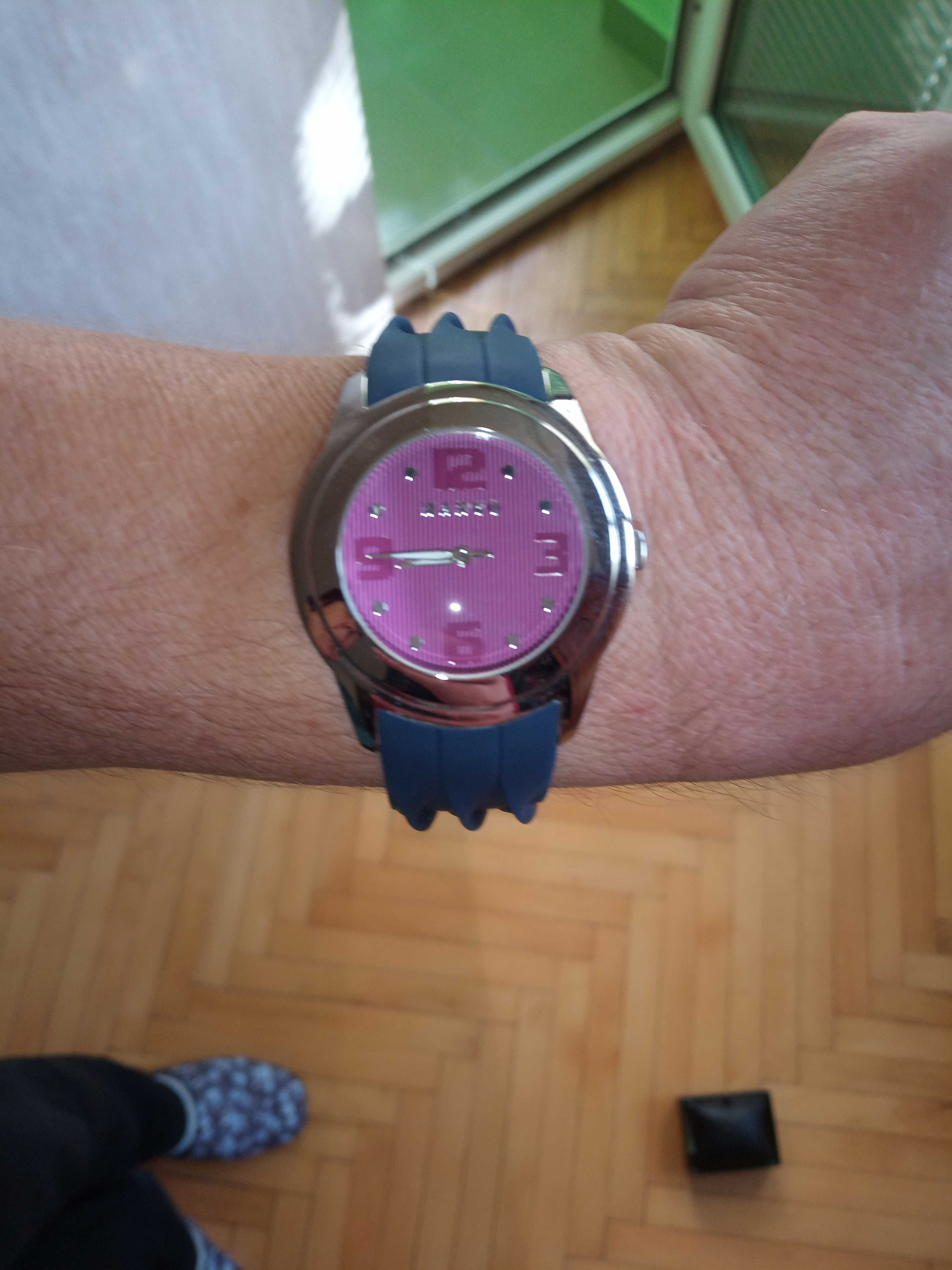 Чисто нов часовник на марката MANGO.