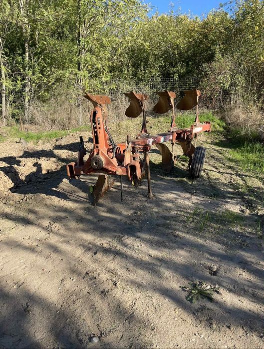 Vând.                                                 Plug reversibill