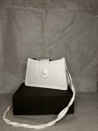 Стильная женская сумочка белого цвета