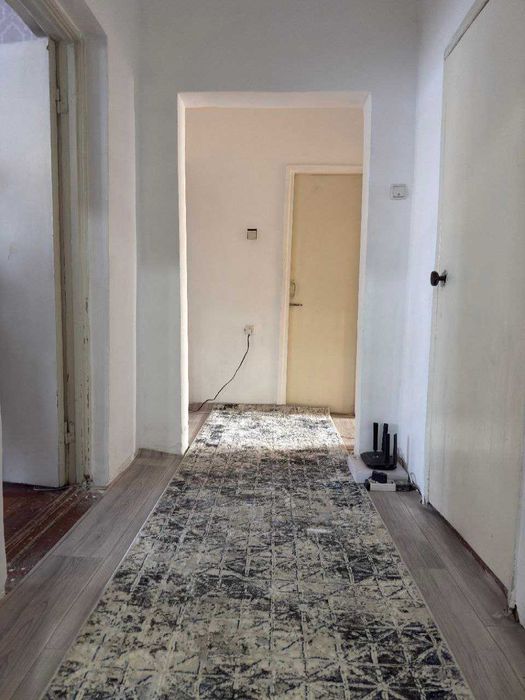 2 хона 60 кв.м. уй сотилади. Кора-камиш 2/4, 9 каватли уйни 2-кавати.