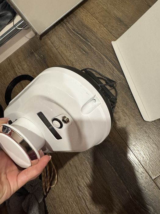 Продавам робот за почистване на прозорци