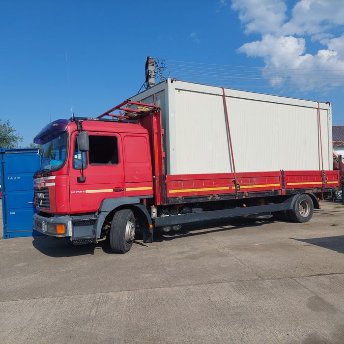 Transport marfă camion cu macara