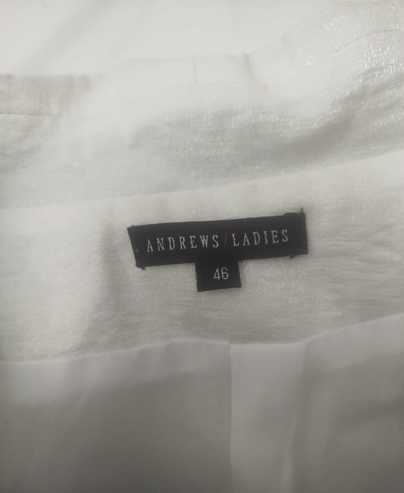 Продавам дамски костюм от три части номер 46