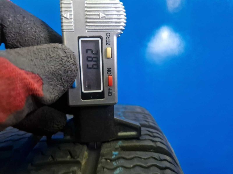 2 Pirelli R15C 215/70
зимни бусови гуми DOT2619