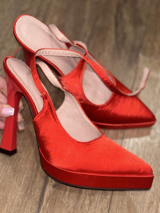 Червени токчета