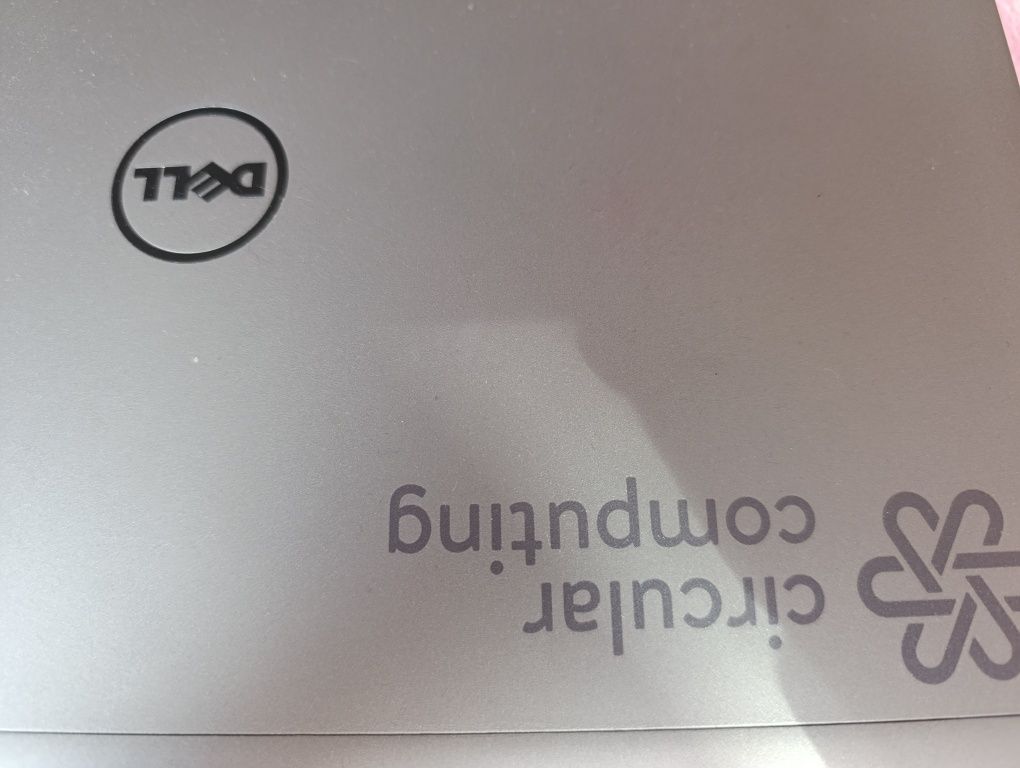 Продавам лаптоп dell
