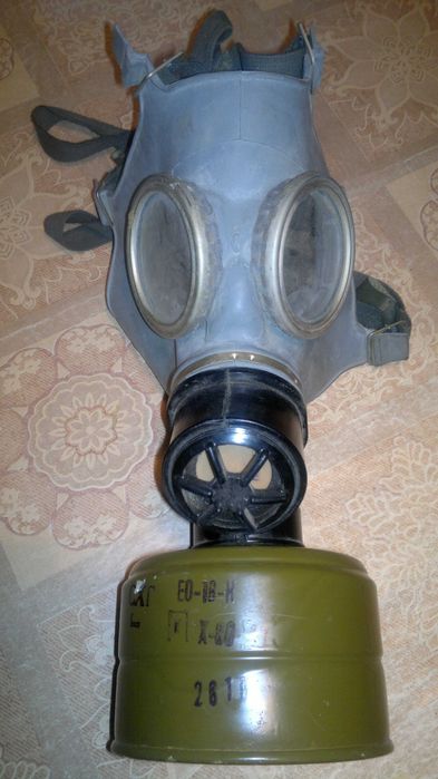 Военна каска,противогаз,сухарни торби