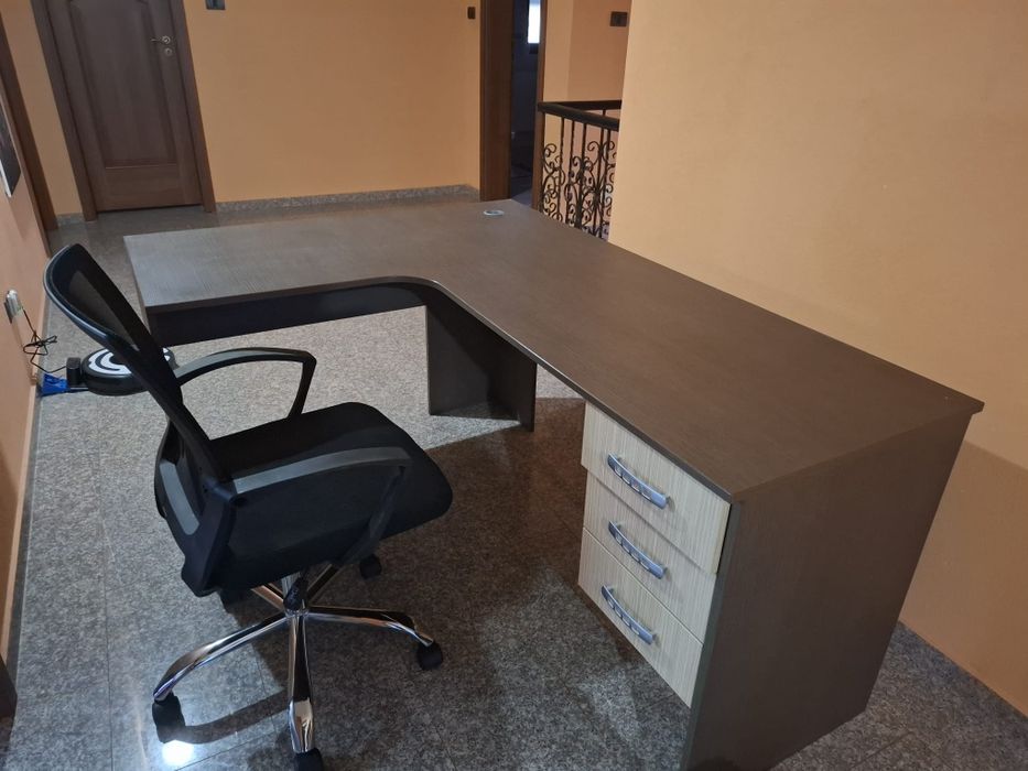 Birou din lemn calitativ și scaun