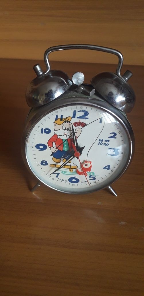 Продавам детски часовник будилник
