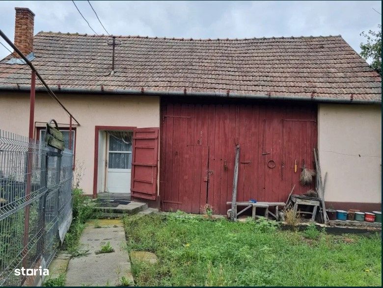 Teren generos 1411 mp cu casa veche si utilitati in centrul Apahidei