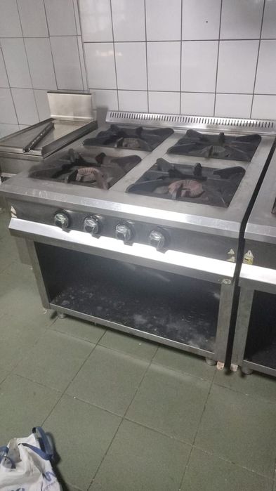 Mașina gătit cu 4 ochiuri, din inox, cu banc, de putere