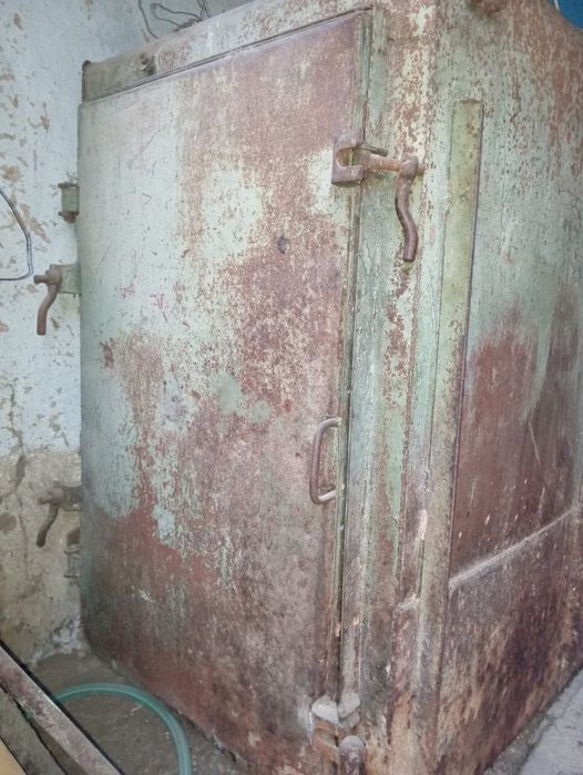 Бункер железный.