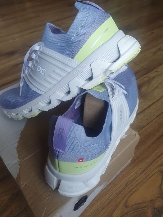 Vând adidasi ON Cloudswift