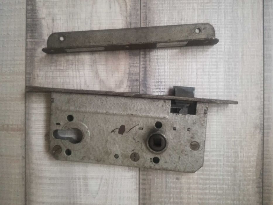 Продавам българска брава за входна врата-Метал