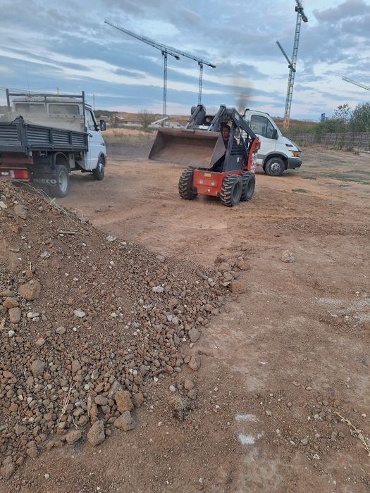Miniexcavator și bobcat spatii înguste  pamant vegetal si nisipos