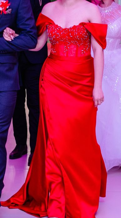 Rochie roșie de nașă