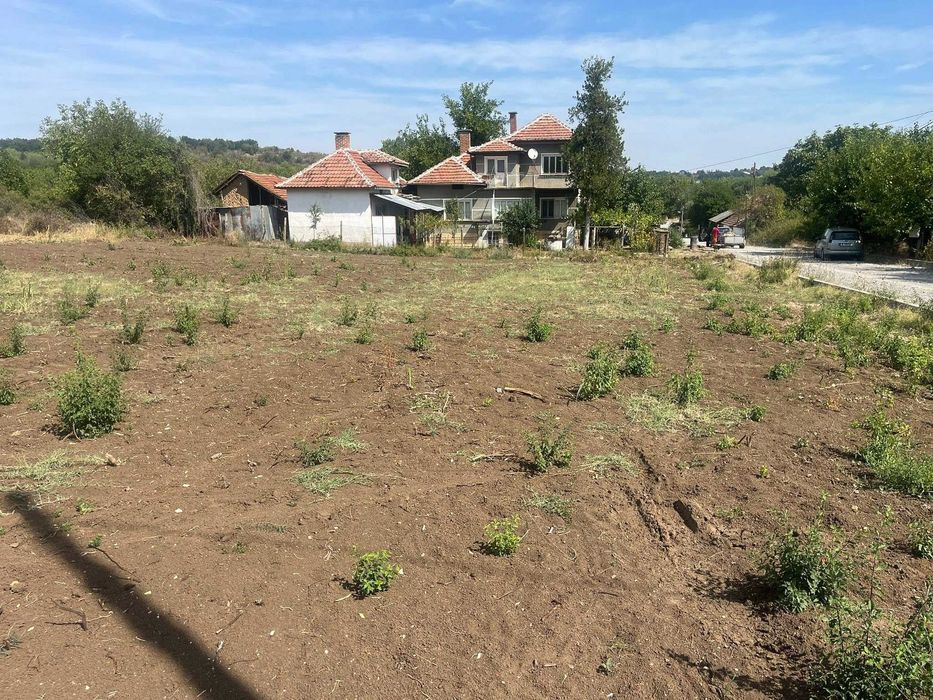 Продава се атрактивен имот (УПИ) - 1240 кв.м. в с. Ерден, обл. Монтана