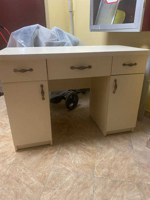 Продается стол в отличном состояний