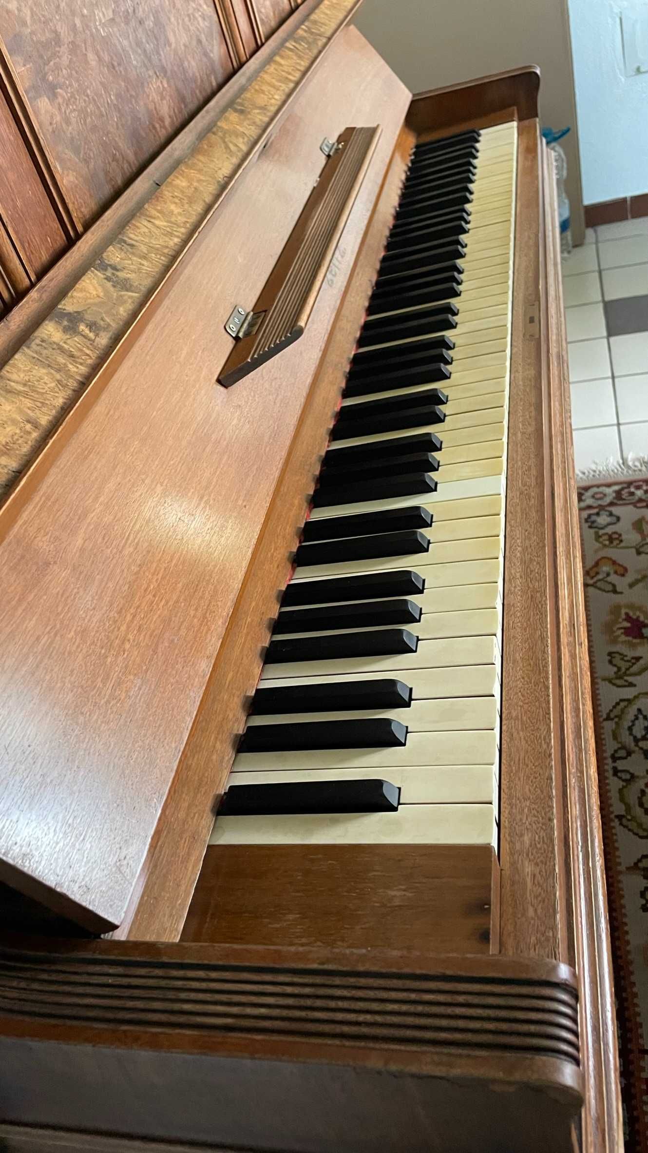 Старо немско пиано с прекрасен тембър