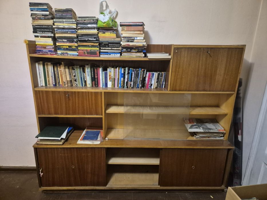 Мебели от дърво-гардероби, секции, бюро и маса